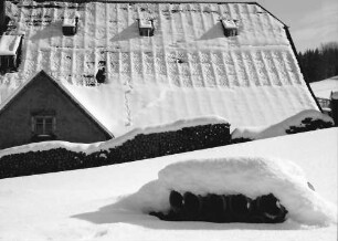 Hinterzarten: Schnee auf Dach eines Hofes; Vordergrund Tonröhren