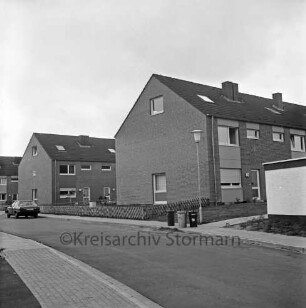 Goetenkamp: Reihenhaussiedlung: rechts Mülltonnen: hinten links Pkw
