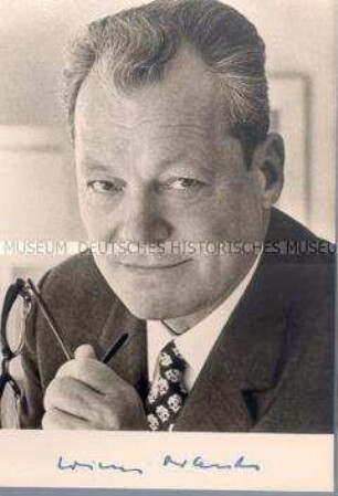 Porträtpostkarte des Bundeskanzlers Willy Brandt mit aufgedrucktem Autogramm (Wahlpropaganda)