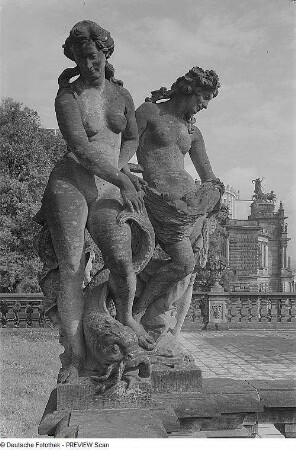 Nymphenpaar mit Delphin und Netz : Nymphenpaar mit Delphin und Netz. Sandstein (1924/1929; G. Wrba und Werkstatt). Dresden: Zwinger,Nymphenbad-Balustrade