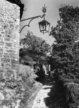 Weg entlang der Klostermauer von La Verna nördlich von Chiusi della Verna
