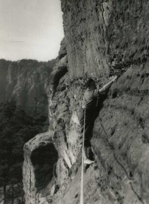 Sächsische Schweiz. Rathener Felsgebiet, Westl. Feldkopf. Seilschaft Karlheinz Gonda/Erich Gorlt im Quergang der Südwest-Verschneidung (VIIa)
