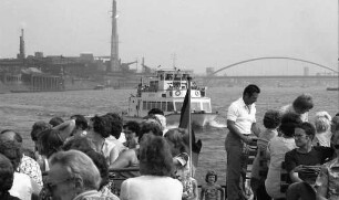 Duisburg: Hafenrundfahrt, Publikum an Deck, Hintergrund Industrie