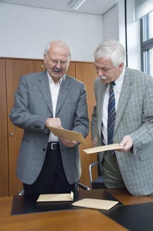 Dr. Antonius Jammers bei der Übergabe von Briefen und Postkarten seines Vaters Prof. Ewald Jammers an Dr. Thomas Bürger, Generaldirektor der SLUB