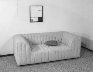 Sofa Ixia : Leipzig. Leipziger Herbstmesse, 1986. Sofa Ixia. Holz, Polsterung mit Mischgewebebezug, giftgelb (1986; VEB Möbelwerke Erfurt)