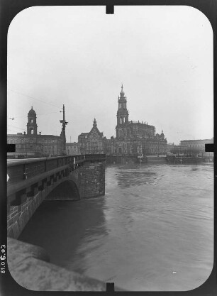 Dresden. Blick vom Neustädter Elbufer über die Augustusbrücke zur Altstadt mit Ständehaus, Residenzschloß, Hofkirche und Italienischem Dörfchen (nach Süden)