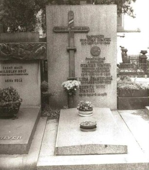 Grabmal für den Bildhauer Otakar Španiel, Otakar : Grabmal für den Bildhauer Otakar Španiel, Otakar (1881-1955). Stein, Holz, Metallguss. Prag-Vyšehrad, Friedhof Vyšehrad