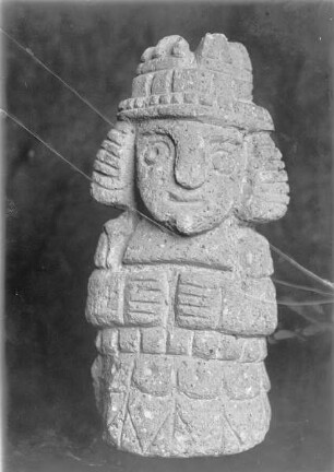 Steinfigur mit Nackenschleife