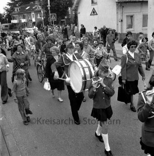 Schützen- und Volksfest: Veranstalter Heimatring und Ahrensburger Schützengilde: Umzug: Spielmannszug, Schülergruppe auf Fahrrädern, mitlaufende Kinder und Erwachsene, 20. August 1977