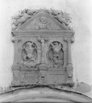Stiftungstafel mit 2 Wappen