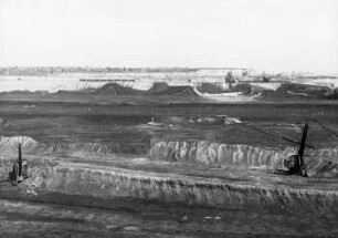 Tagebau II der Regiser Kohlenwerke mit Abraum- und Kohlenstraßen nach Halde