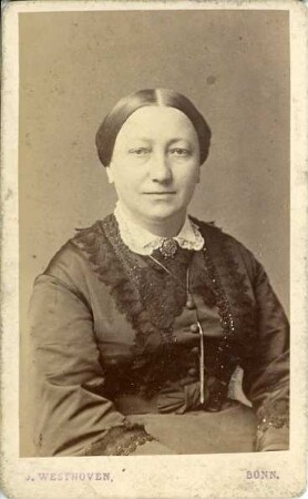 Porträtfotografie einer sitzenden Dame