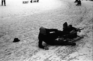 Berlin; Wilmersdorf: Schnee in Berlin; Rodelbetrieb im Stadtpark