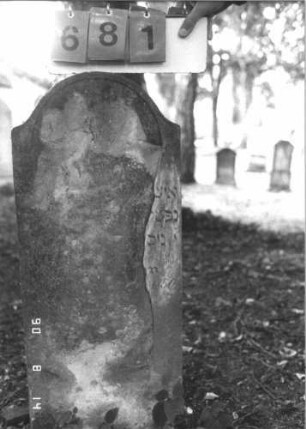 Grabstein 681 (Index: 99788408) Material: Sandstein Zustand: sehr stark verwittert mit fast vollständigem Textverlust Maße HxBxT: 89x37x11 cm: Grabstein 681