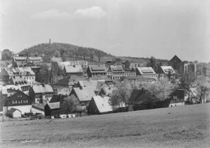 Erzgebirge. Altenberg. Ortsansicht mit Geisingberg, rechts Kirchenruine