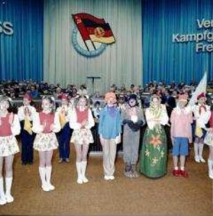 Junge Pioniere und andere Mitglieder von Kinder- und Jugendgruppen beim 12. Kongress der DSF in Berlin (Ost)