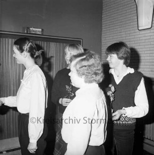 Kreislandfrauenverband Stormarn: Kreislandfrauentag: Ahrensburg: Alfred-Rust-Realschule, Festsaal: Ehrung der Siegerinnen beim hauswirtschaftlichen
