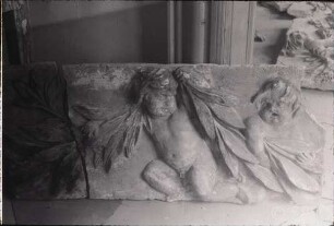 Berlin, Schloss Charlottenburg, Altes Schloss, Ovaler Saal, R. 211, ein Stück des Frieses bei der Restaurierung.