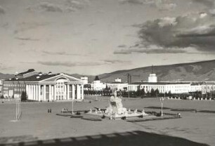 Ulan Bator. Suche-Bator-Platz mit Suche-Bator-Denkmal und Nationaltheater gegen Außenministerium