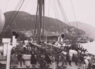 Abfahrt : Bergen, Hafen. Passagiere auf dem Oberdeck am Ladebaum des Passagierschiffes Monte Sarmiento bei der Abfahrt