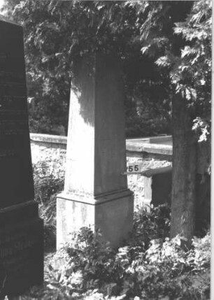 Grabstein 55 (Index: 100114358) Material: Kalkstein Zustand: verwittert mit Textverlust Maße HxBxT: 200x59x45 cm Beschreibung: Obelisk, getreppter Sockel: Grabstein 55