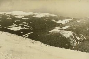 Riesengebirge. Blick vom Ziegenrücken über den Weißwassergrund nach Norden. Von links nach rechts: Hohes Rad (1509 m), Große Sturmhaube (1424 m), Mädelkamm und Spindlerpaß