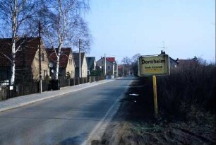 Ortseingangsschild und Häuserzeile