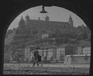 Würzburg: Durchblick durch Tor auf Festung mit Pärchen
