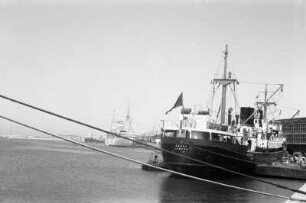 Reisefotos Orient. Haifa. Schiffe im Hafen, die Heron (London) und die Milwaukee