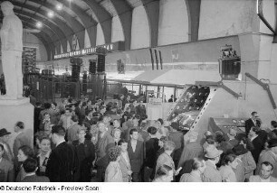 Exponate der Vereinigung Volkseigener Betriebe des Elektromaschinenbaus (VEM) auf der Leipziger Herbstmesse 1954