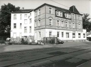 Dresden-Trachau, Großenhainer Straße 207. Wohnhaus mit Gaststätte ((Herbert's Bier-Bar); um 1900). Straßenansicht mit Anbau