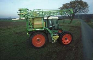 Fotografie: Pflanzenschutz, Feldspritzgerät, Feldspritze angebaut, Systemtraktor, Transport