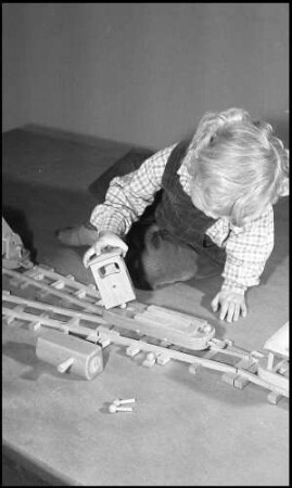 Orschweier: Holzspielzeug Götze, Kind mit Eisenbahn