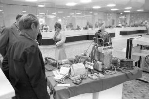 Ausstellung der Ortsgruppe Karlsruhe der Bergwacht Schwarzwald e.V. im Schalterraum der Stadtsparkasse Karlsruhe am Europaplatz