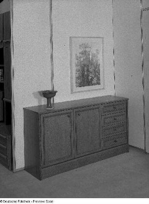 Ausstellungskoje mit Anrichte des VEB Möbelkombinat Dresden-Hellerau