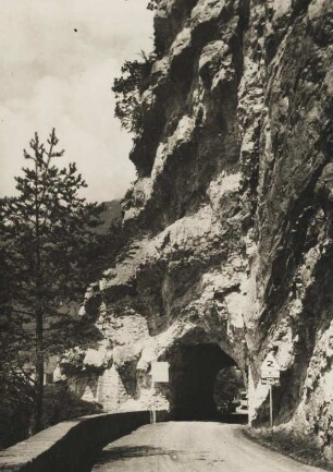 Schweiz. Vierwaldstättersee. Ein Straßentunnel der Axenstraße durch den Fels. Die Straße verbindet die Dörfer Brunnen und Flüelen.