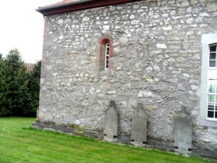 Diemerode-(Evangelische Kirche) - Langhaus Traufseite Nord im Nordnordosten-(wohl) romanisches Fenster sowie Werksteinen im Mauersteinverband