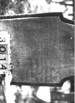 Grabstein 301 (Index: 99609938) Material: Sandstein Zustand: stark verwittert, teilweise Textverlust Maße HxBxT: 115x60x8 cm Beschreibung: Stele, Konvexbogenabschluß, Schriftfeld erhaben: Grabstein 301A