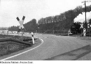 Bahnübergang der Schmalspurbahn : Freital-Hainsberg–Kurort Kipsdorf (Weißeritztalbahn) am Vorsperrendamm der Talsperre Malter unter dem Taubenberge, Talsperrenstraße Dippoldiswalde