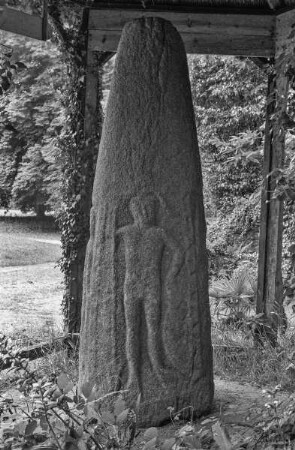 Menhirstele mit Darstellung einer römischen Gottheit