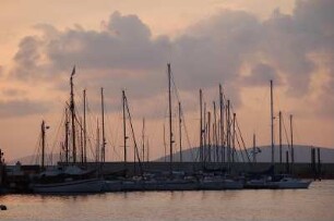 Insel Sardinien - Seglerhafen in Alghero : Seglerhafen, Altstadtbereich von Alghero, Westküste, am Abend, 2006