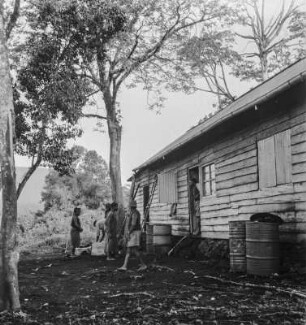 Personen vor einem Haus : Männer vor einem Haus an den Hängen des Stratovulkans Nyiragongo (3470m)