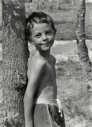 Kleiner Junge im Sommer