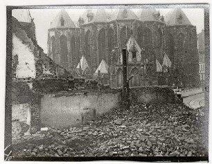 Lille (Dep. Nord, Frankreich): Kirche "St. Moritz", im Vordergrund Schutt (Distanzaufnahme)