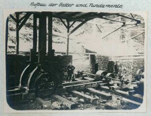 Foto des Aufbaus der Gatter und Fundamente des Sägewerks und Köhlereibetriebs Prayé am Donon