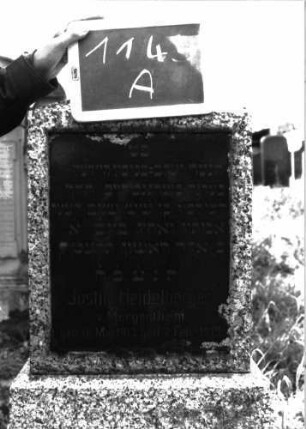 Grabstein 1144 (Index: 100104252) Material: Granit Zustand: gut erhalten Maße HxBxT: 116x47x22 cm Beschreibung: blockhafte, hochrechteckige Stele auf getrepptem Sockel, abgerundeter Abschluss, eingelassene Schrifttafel Besonderheit: Kind: Grabstein 1144A