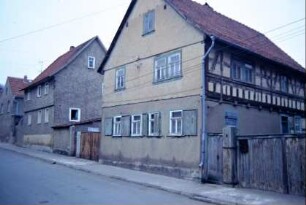 Wohnhaus, OG Traufseite Sichtfachwerk, Hofzufahrt