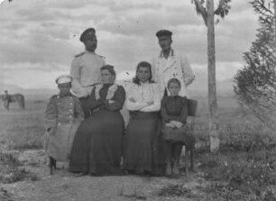 Gruppenportrait : Vermutlich ein Gruppenportrait zweier Familien. Die Männer tragen Uniform