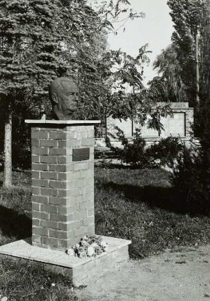 Gedenkstätte zum Wiederaufbau von Adelsdorf & Wilhelm-Pieck-Denkmal