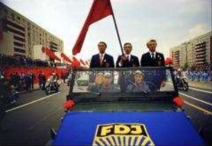 Russische Gäste mit historischer Fahne bei den Feierlichkeiten zum 25. Jahrestag der DDR